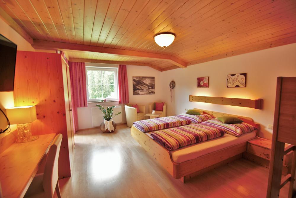 Schlafzimmer m. Stockbett/Bedroom with bunk bed