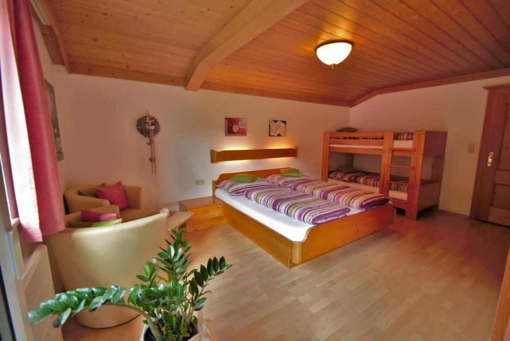 Schlafzimmer m. Stockbett/Bedroom with bunk bed
