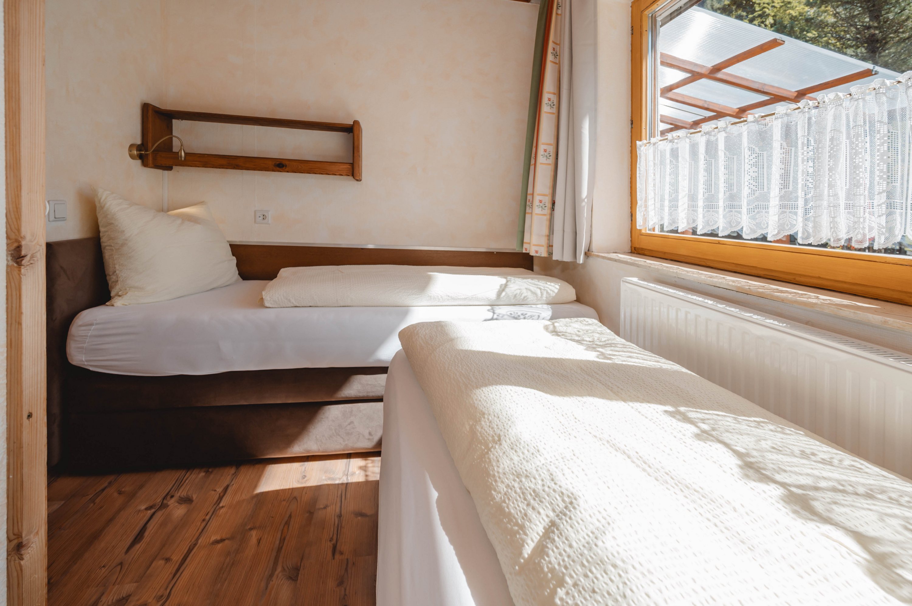 Schlafzimmer m. 2 Einzelbetten