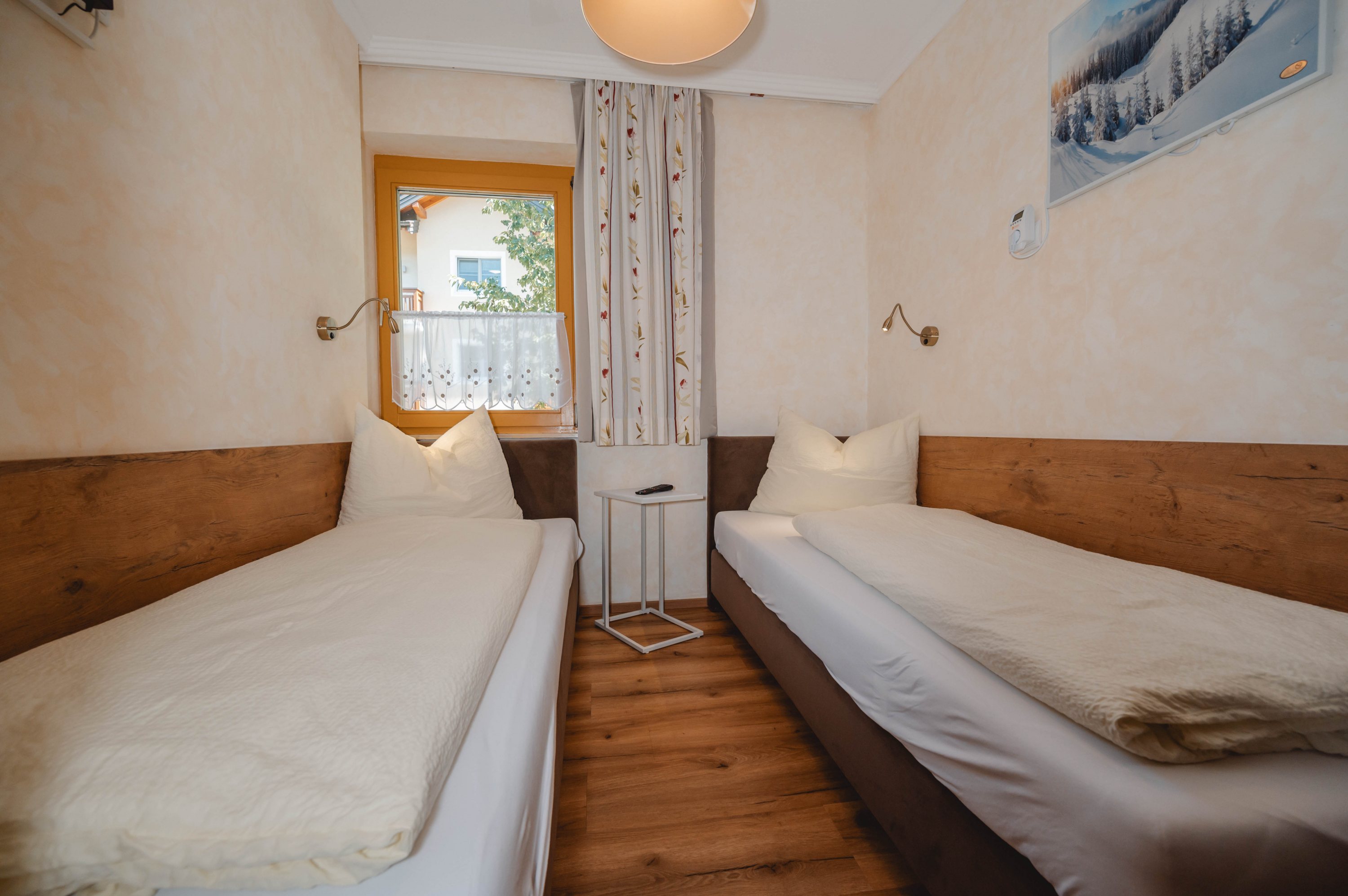Schlafzimmer m. 2 Einzelbetten